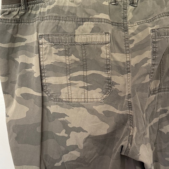Women Camouflage Cargo Capri Pants - Picture 7 of 8